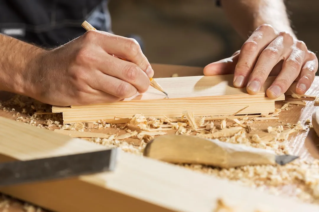 Schreiner bei der Arbeit in der Werkstatt